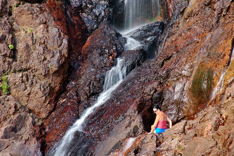 2009-11-06 22-00-42_1.jpg - Diese Frau ist schon geflüchtet! (Ob sie grad mit ansehen muß wie ihr Mann zerkaut wird?)